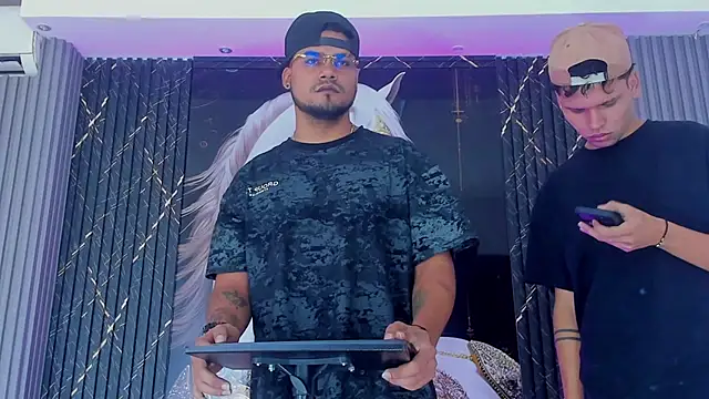 handsome boys22 online show from November 17, 2025, 12:44 pm