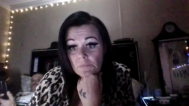 ravenlove1986 online show from November 13, 2025, 7:07 am