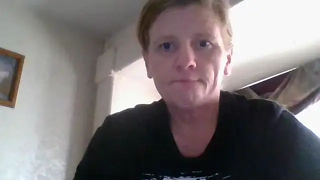 EazyEMLXL online show from November 5, 2025, 6:19 pm