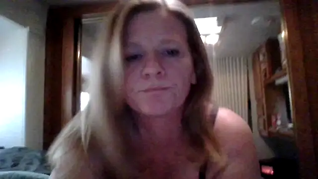 EazyEMLXL online show from November 10, 2025, 7:57 pm