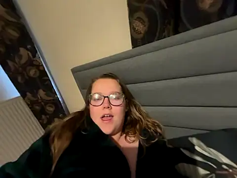 Snapshot of Scarletcum22 chatting on December 1, 2025, 8:19 am Scarletcum22 online show from December 1, 2025, 8:19 am