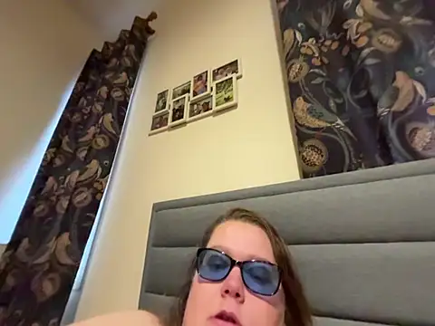 Snapshot of Scarletcum22 chatting on February 1, 2026, 8:24 am Scarletcum22 online show from February 1, 2026, 8:24 am