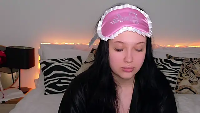 Felicia Herceg online show from November 1, 2025, 7:16 pm