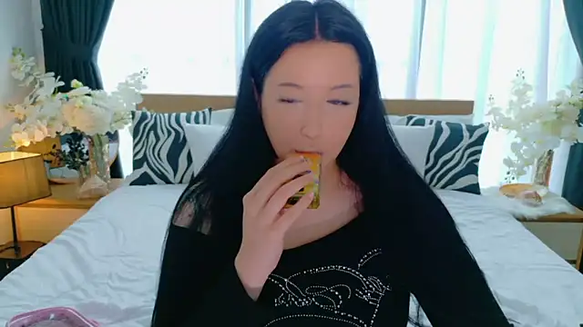 Felicia Herceg online show from November 20, 2025, 6:46 am