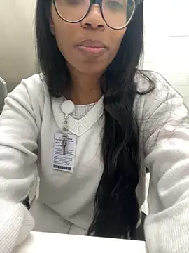 raphaelasoares online show from November 11, 2025, 6:02 am