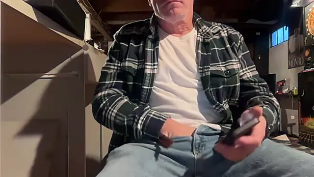 Snapshot of Kneetoe2025 chatting on December 3, 2025, 10:08 pm Kneetoe2025 online show from December 3, 2025, 10:08 pm