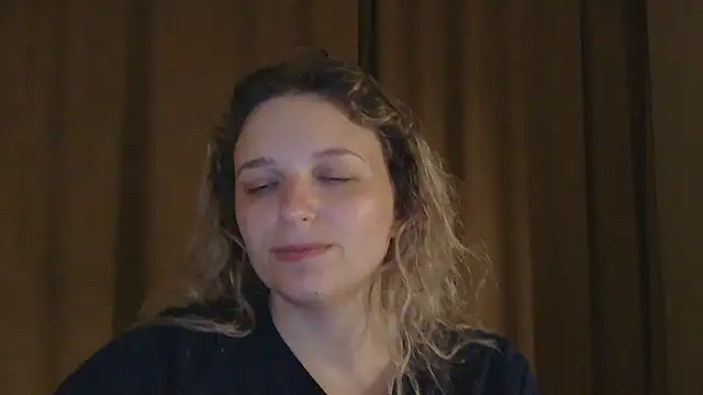 ElisSky301 online show from April 4, 2026, 9:01 pm