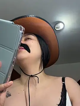 Selena Roa online show from October 31, 2025, 2:56 am