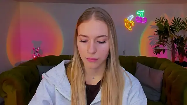 sassy cutie online show from November 25, 2025, 1:22 pm