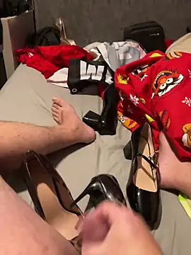 fortheloveofheels74 online show from December 3, 2025, 10:30 pm