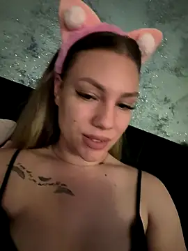 KittenKarlla online show from October 31, 2025, 8:32 pm