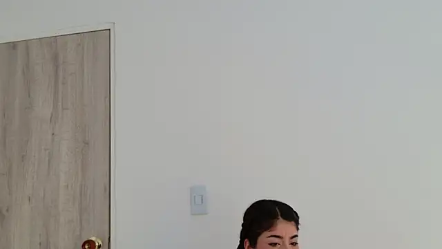 LisaMartinez34 online show from October 27, 2025, 5:50 pm