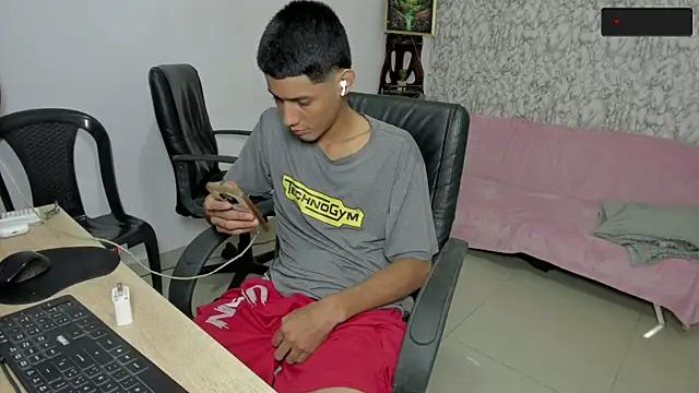 Snapshot of santos_desire chatting on October 24, 2025, 3:25 am santos desire online show from October 24, 2025, 3:25 am