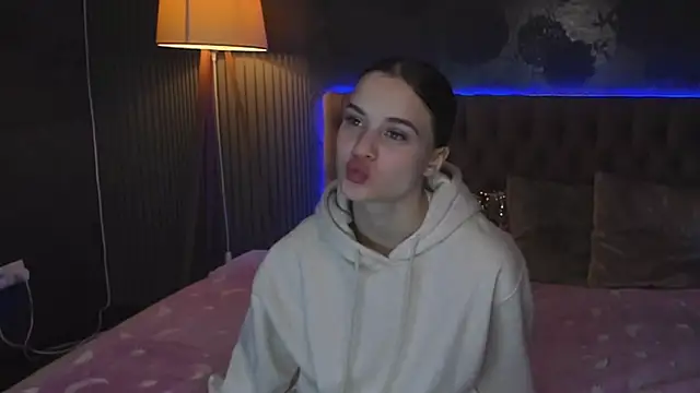 LuisaClover online show from November 9, 2025, 1:31 pm