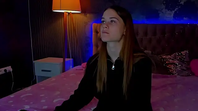 LuisaClover online show from November 30, 2025, 12:53 pm