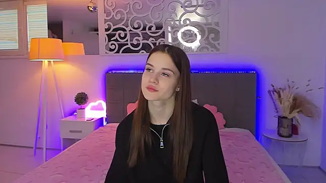 LuisaClover online show from January 7, 2026, 1:13 pm