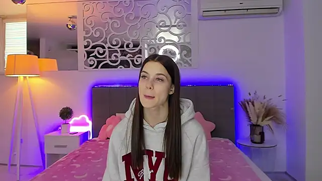 LuisaClover online show from January 19, 2026, 1:15 pm