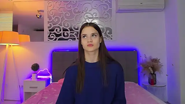 LuisaClover online show from February 15, 2026, 1:20 pm