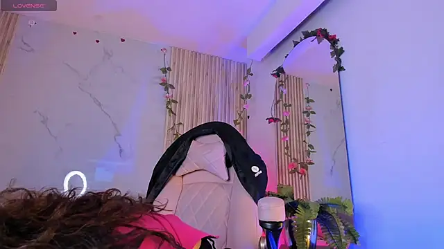 Snapshot of LolaMustaine_ chatting on November 11, 2025, 10:32 pm LolaMustaine online show from November 11, 2025, 10:32 pm