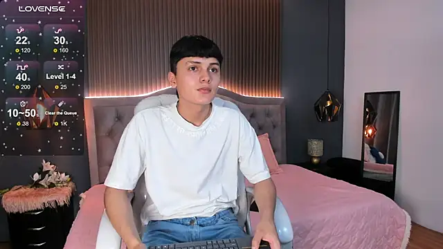 Maxii18  online show from November 13, 2025, 7:13 pm