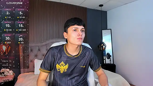 Maxii18  online show from November 15, 2025, 6:37 pm