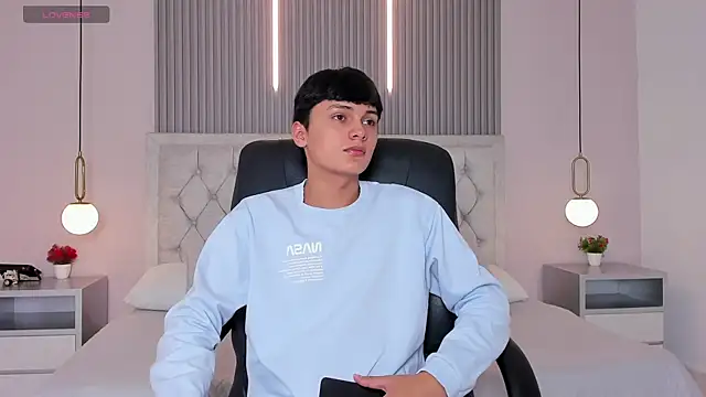 Maxii18  online show from December 17, 2025, 6:25 pm