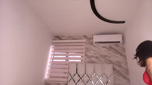 ellisrossi online show from November 26, 2025, 7:04 pm