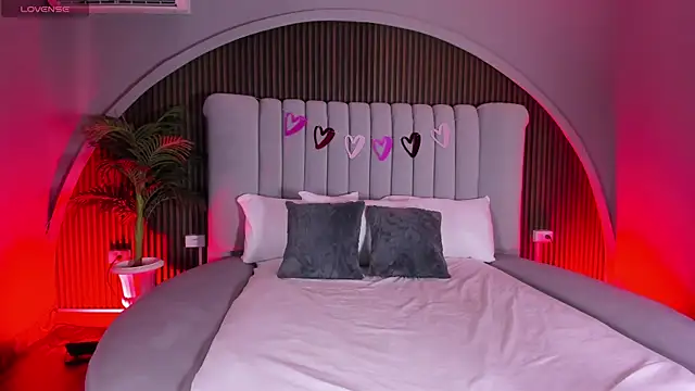 Snapshot of AmyColman_ chatting on February 14, 2026, 12:35 pm AmyColman online show from February 14, 2026, 12:35 pm