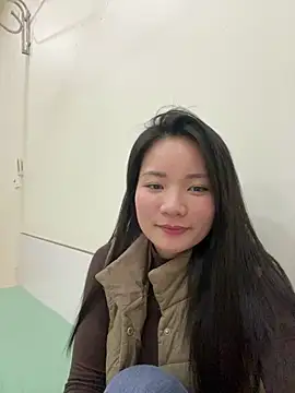 Bee Yellow00 online show from February 6, 2026, 5:12 am