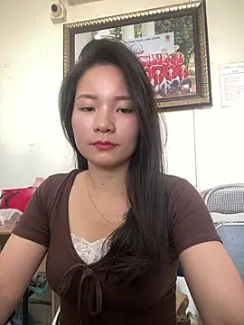 Bee Yellow00 online show from April 11, 2026, 7:45 am