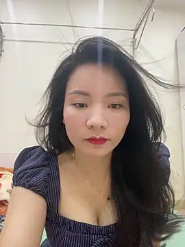 Bee Yellow00 online show from May 19, 2026, 4:41 am