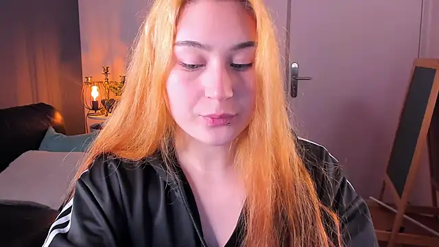 LilytLuu online show from November 25, 2025, 10:59 am
