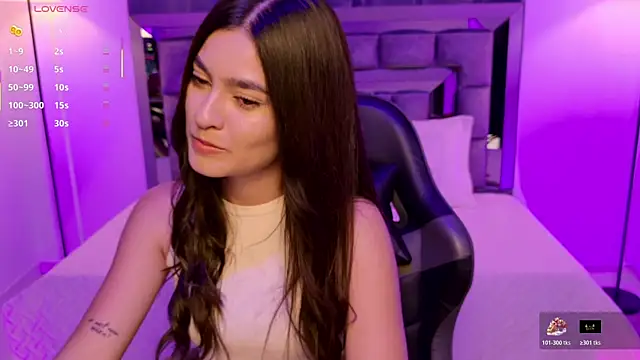 Snapshot of Bella_Clark2 chatting on October 30, 2025, 2:24 am Bella Clark2 online show from October 30, 2025, 2:24 am