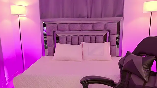 Snapshot of Bella_Clark2 chatting on October 31, 2025, 2:45 am Bella Clark2 online show from October 31, 2025, 2:45 am