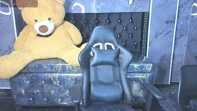 Aleja05 b online show from December 21, 2025, 8:16 pm