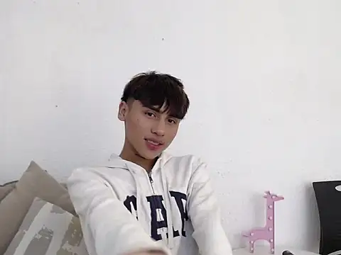 Snapshot of LianRoss chatting on November 5, 2025, 8:20 pm LianRoss online show from November 5, 2025, 8:20 pm