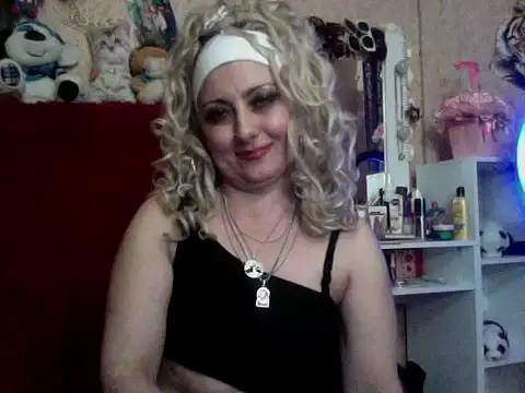 Snapshot of xHot_Amazonq chatting on November 2, 2025, 10:23 pm xHot Amazonq online show from November 2, 2025, 10:23 pm