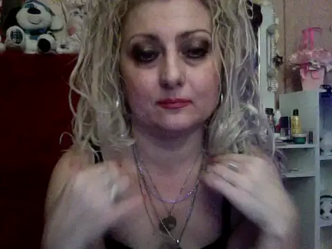 Snapshot of xHot_Amazonq chatting on November 6, 2025, 4:41 pm xHot Amazonq online show from November 6, 2025, 4:41 pm