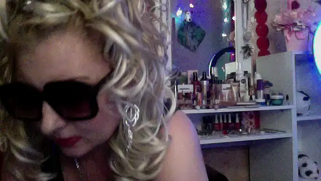 Snapshot of xHot_Amazonq chatting on December 3, 2025, 9:13 pm xHot Amazonq online show from December 3, 2025, 9:13 pm