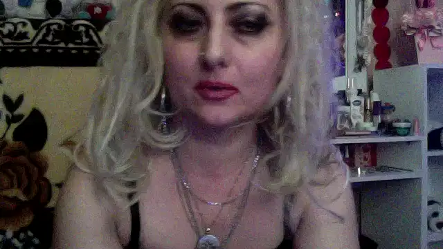 Snapshot of xHot_Amazonq chatting on December 14, 2025, 11:42 pm xHot Amazonq online show from December 14, 2025, 11:42 pm