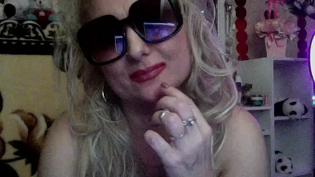 Snapshot of xHot_Amazonq chatting on December 16, 2025, 10:48 pm xHot Amazonq online show from December 16, 2025, 10:48 pm