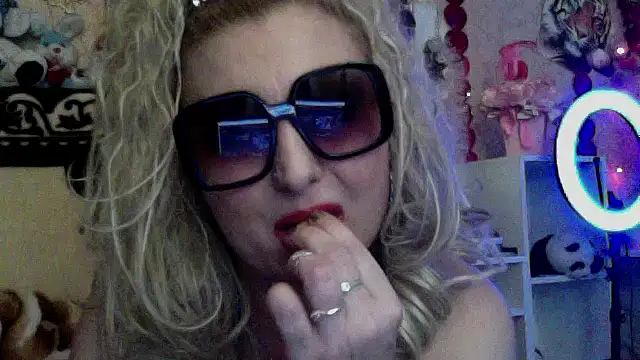 Snapshot of xHot_Amazonq chatting on January 11, 2026, 6:57 pm xHot Amazonq online show from January 11, 2026, 6:57 pm