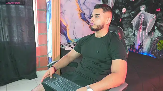 Tiler wolker online show from October 26, 2025, 4:35 pm