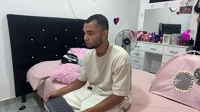 Snapshot of Hot2gether69 chatting on February 17, 2026, 1:24 am Hot2gether69 online show from February 17, 2026, 1:24 am