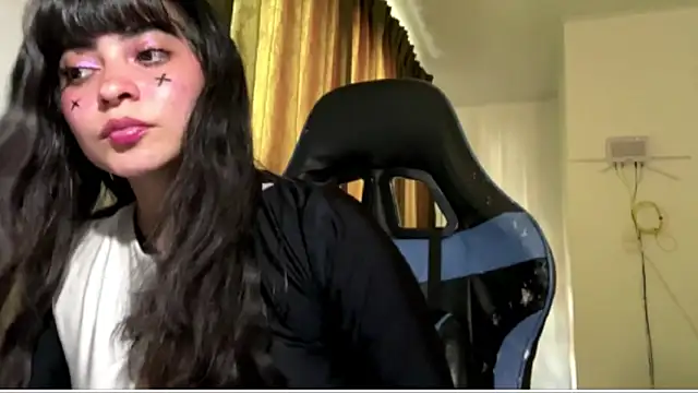 Snapshot of Annagoth_ chatting on April 14, 2026, 8:15 pm Annagoth online show from April 14, 2026, 8:15 pm