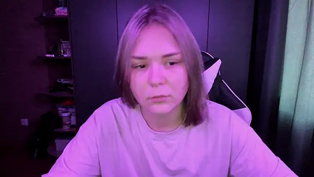 sophia lix online show from November 17, 2025, 4:51 am