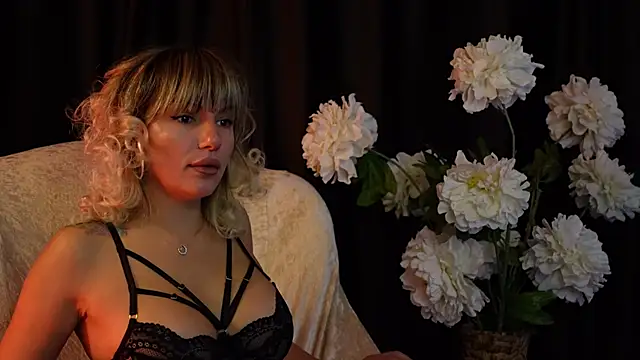 Snapshot of EllaWhisper chatting on November 2, 2025, 7:00 am EllaWhisper online show from November 2, 2025, 7:00 am