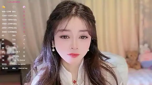 Yiluo95 online show from November 18, 2025, 7:13 am