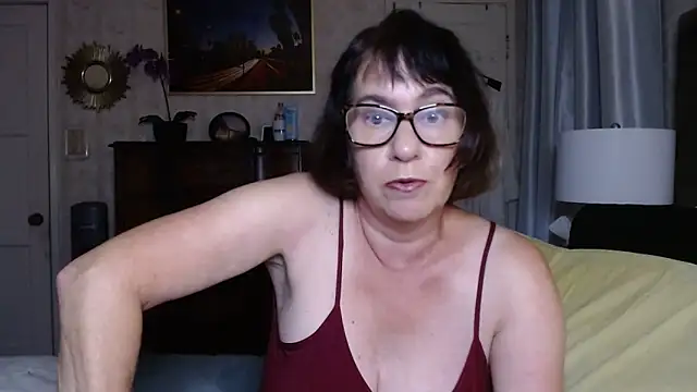 Snapshot of BigbustedBrenda chatting on October 31, 2025, 10:33 pm BigbustedBrenda online show from October 31, 2025, 10:33 pm