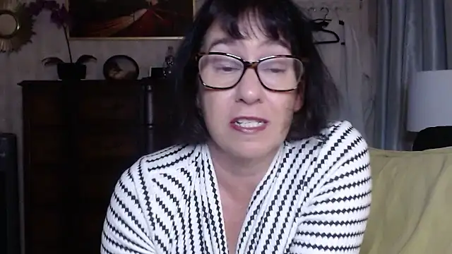 Snapshot of BigbustedBrenda chatting on November 23, 2025, 4:40 pm BigbustedBrenda online show from November 23, 2025, 4:40 pm